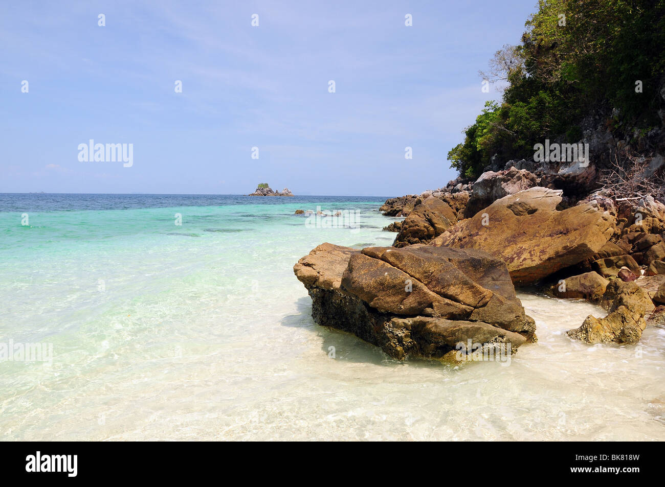 Rocce sulla spiaggia sabbiosa tropicale, immagine da Tony Rusecki Foto Stock