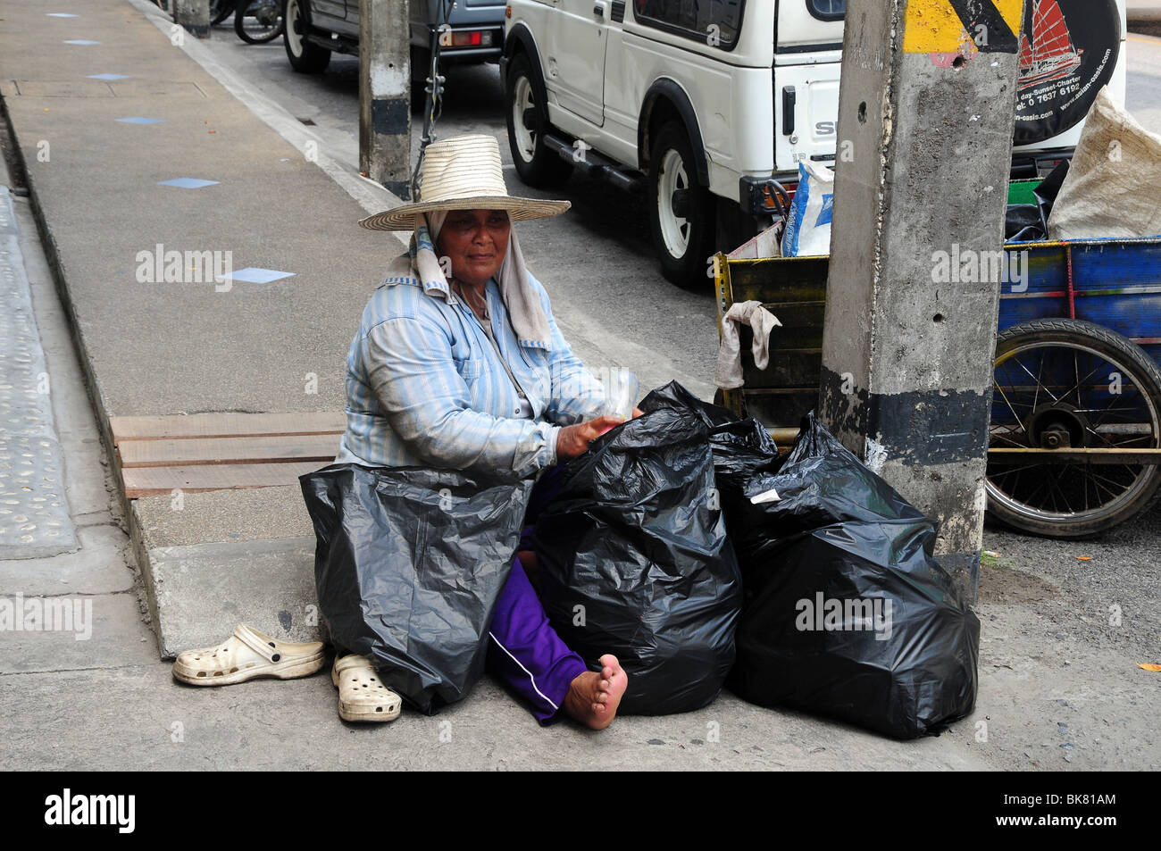 Persona povera in Thailandia setacciatura attraverso la spazzatura Foto Stock