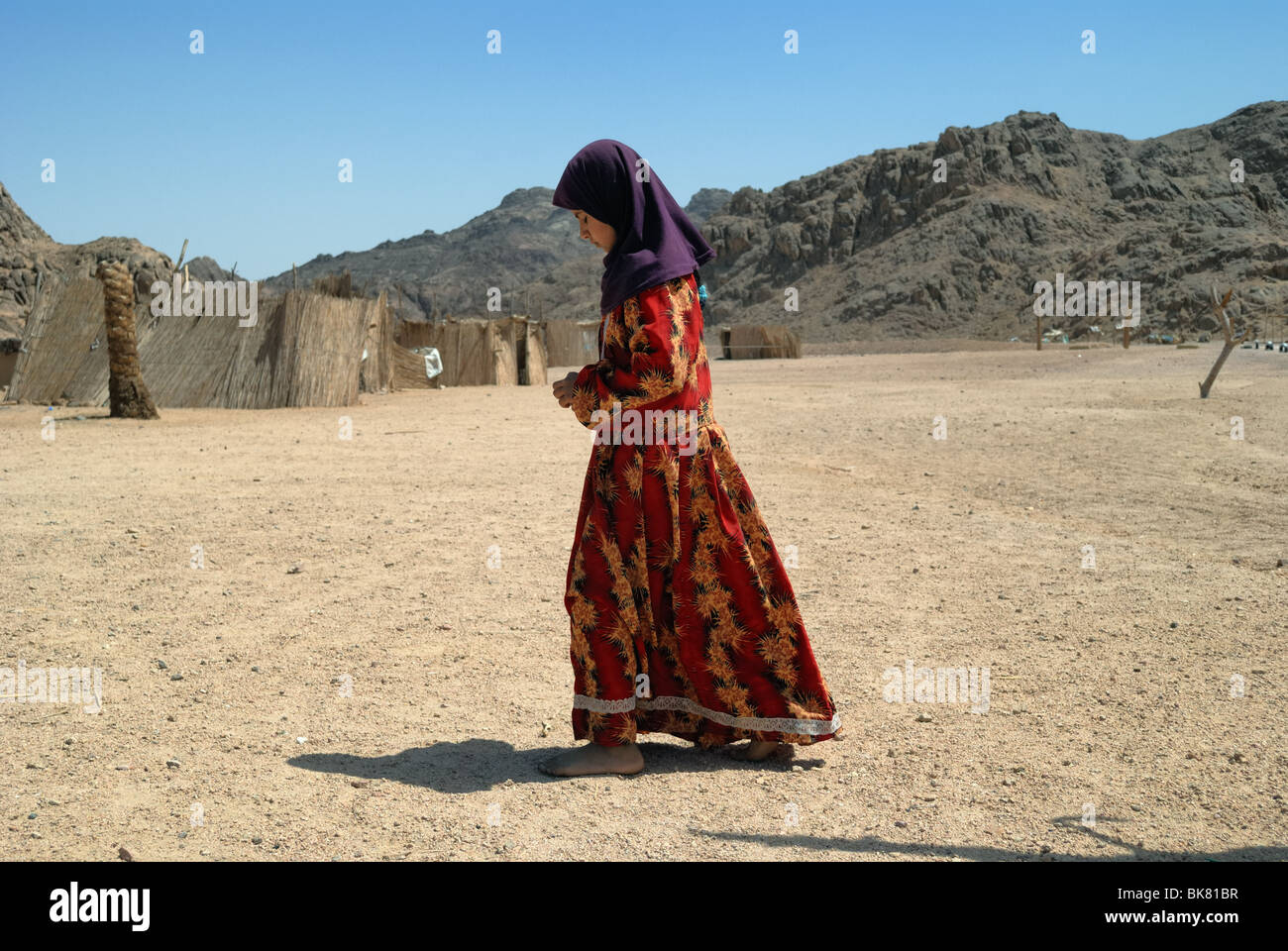 Ritratto di ragazza adolescente in un villaggio beduino nel Deserto Deserto vicino a Hurghada Wüstentour Hurghada, Egitto Foto Stock