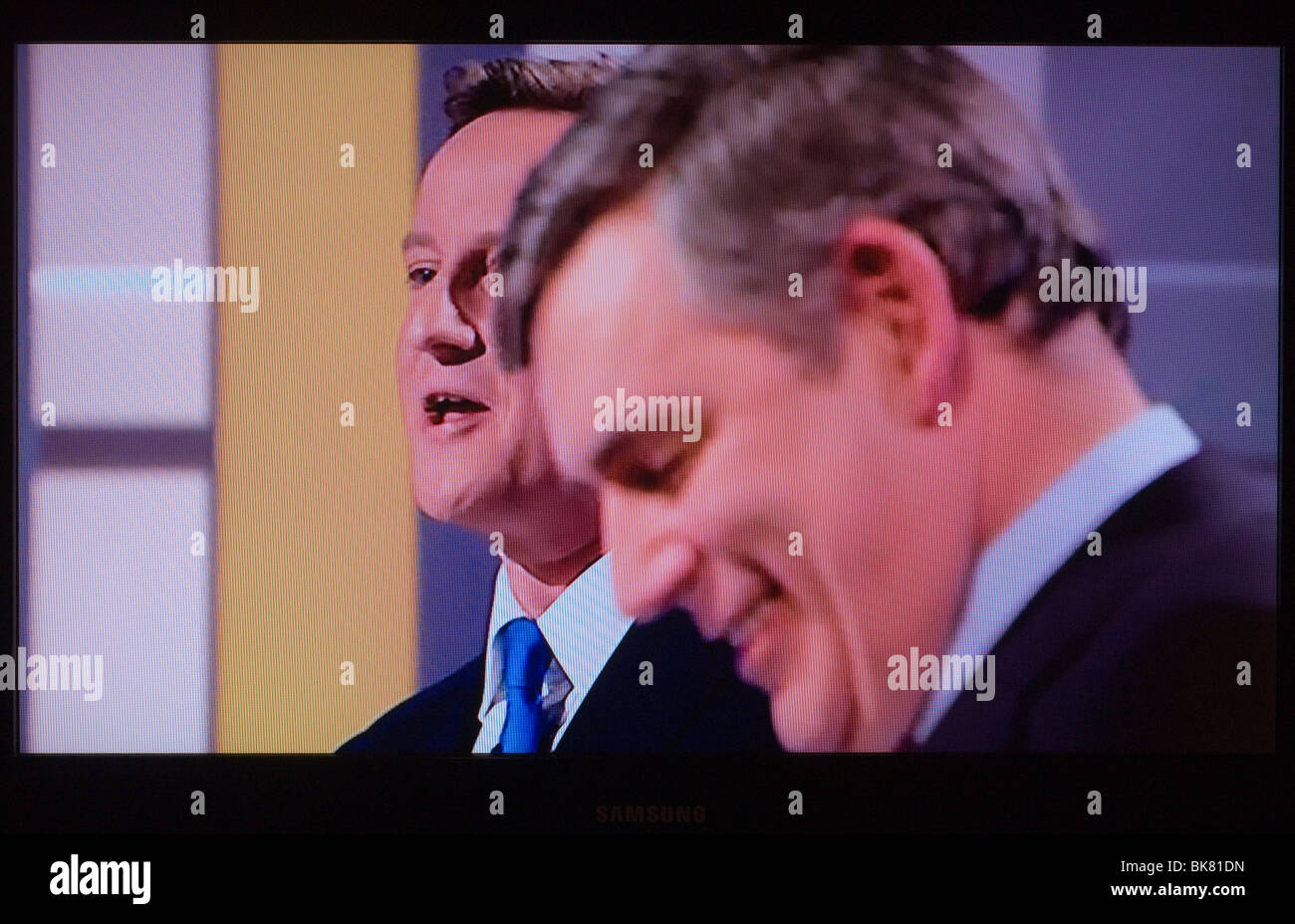 I deputati prima televisione dibattito elettorale (L-R) David Cameron, Gordon Brown . 15 Aprile 2010. Manchester Inghilterra 2010s Regno Unito HOMER YKES Foto Stock