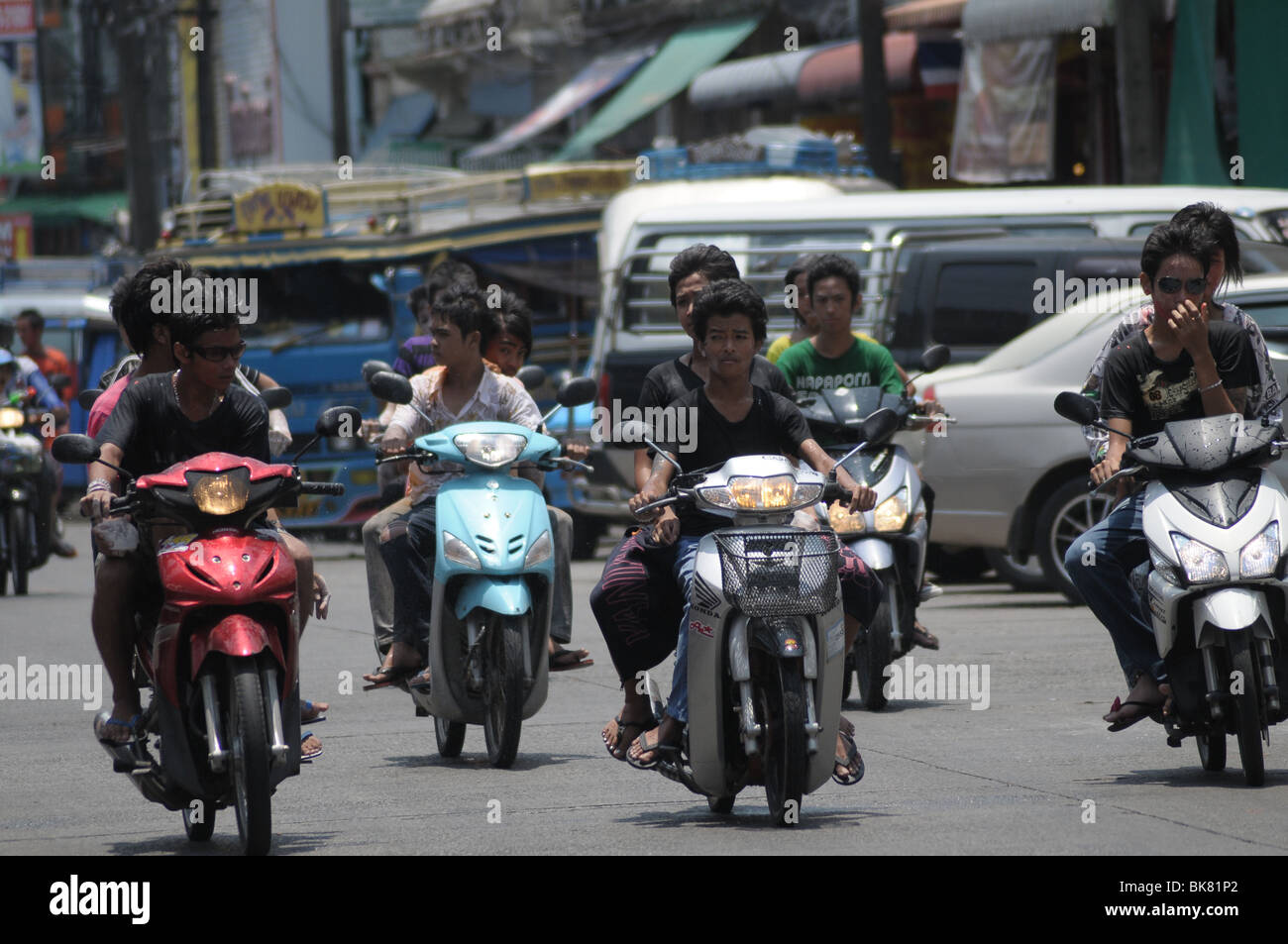 Persone su scooter in Thailandia Foto Stock