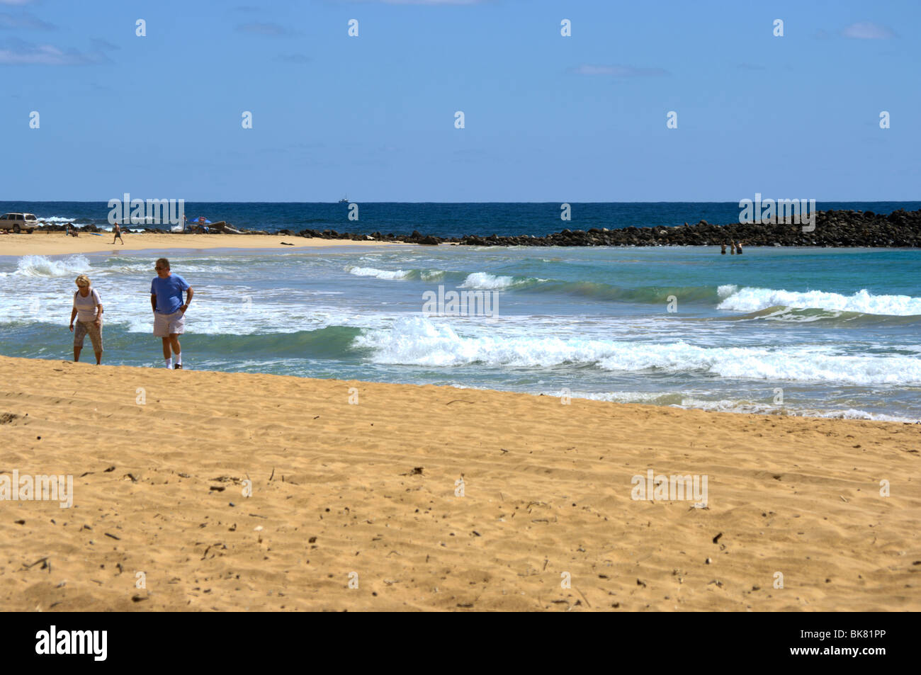 Coppia sulla spiaggia Kealia sponda orientale di Kauai HI Foto Stock