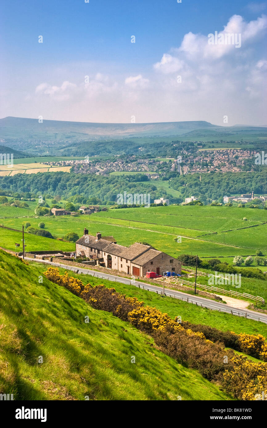 Vista la Holme Valley da Castle Hill, Huddersfield, West Yorkshire Regno Unito Foto Stock