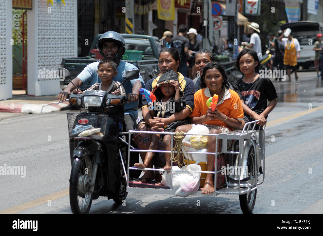 Gruppo di persone su uno scooter per celebrare il nuovo anno per le popolazioni Thai Foto Stock