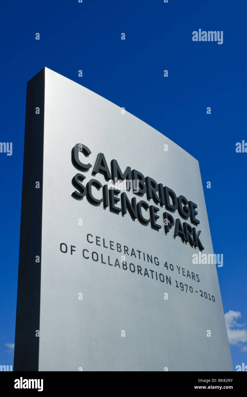 Segno commemorativo ad ingresso a Cambridge Science Park, Cambridge, Inghilterra Foto Stock