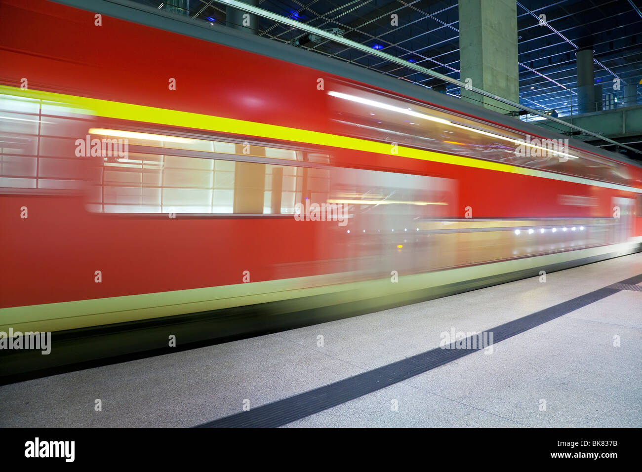 L'Europa, Germania, Berlino, stazione ferroviaria moderna - movimento del treno tirando in stazione Foto Stock