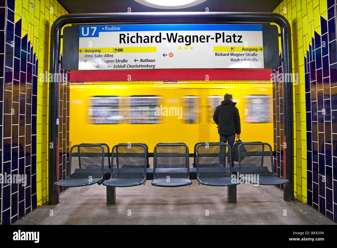 L'Europa, Germania, Berlino, moderna stazione della metropolitana - movimento del treno tirando in stazione Foto Stock
