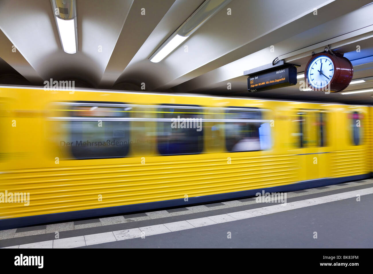 L'Europa, Germania, Berlino, moderna stazione della metropolitana - movimento del treno tirando in stazione Foto Stock