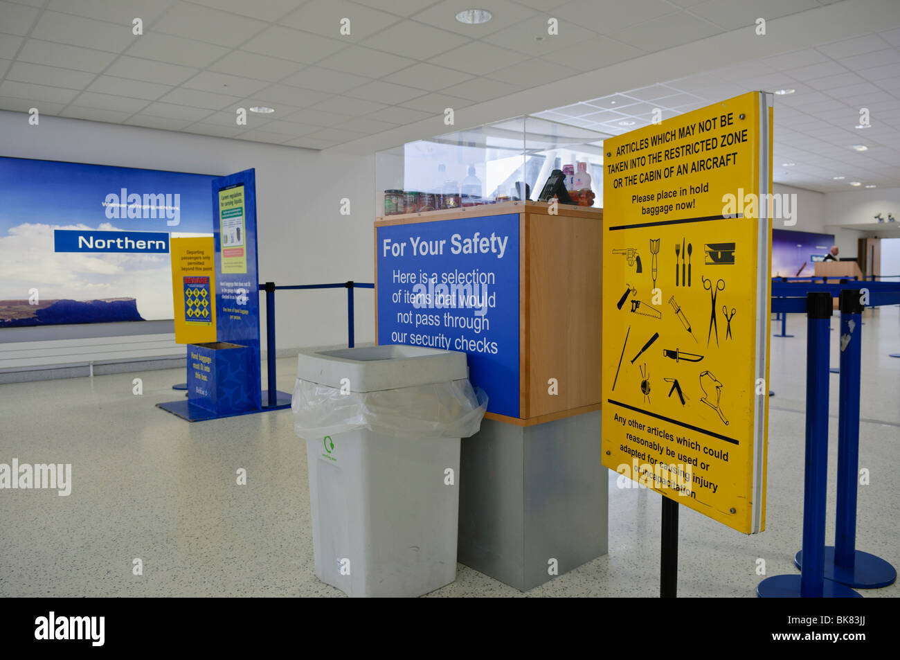 Segni di approccio ai controlli di sicurezza in aeroporto, avviso ai passeggeri circa gli articoli proibiti. Foto Stock