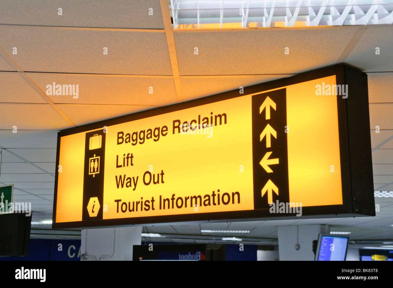 Aeroporto segno dare indicazioni al ritiro bagagli, ascensore, vie di uscita e informazioni turistiche Foto Stock