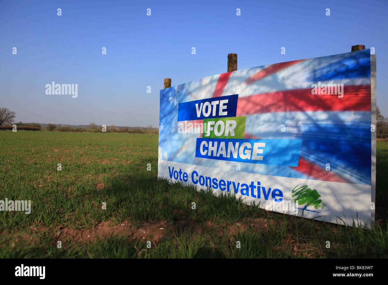 Partito conservatore di elezione generale 2010 banner in un campo in Gran Bretagna contro un cielo blu Foto Stock
