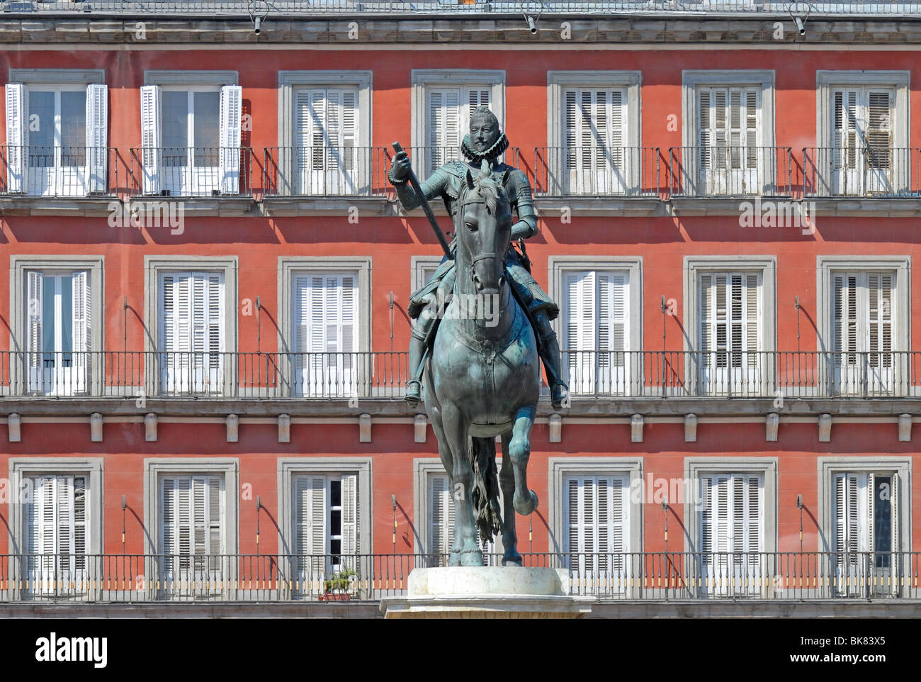 Madrid, Spagna. Plaza Mayor. Statua equestre in bronzo (1616) di Philip (Felipe) III Foto Stock