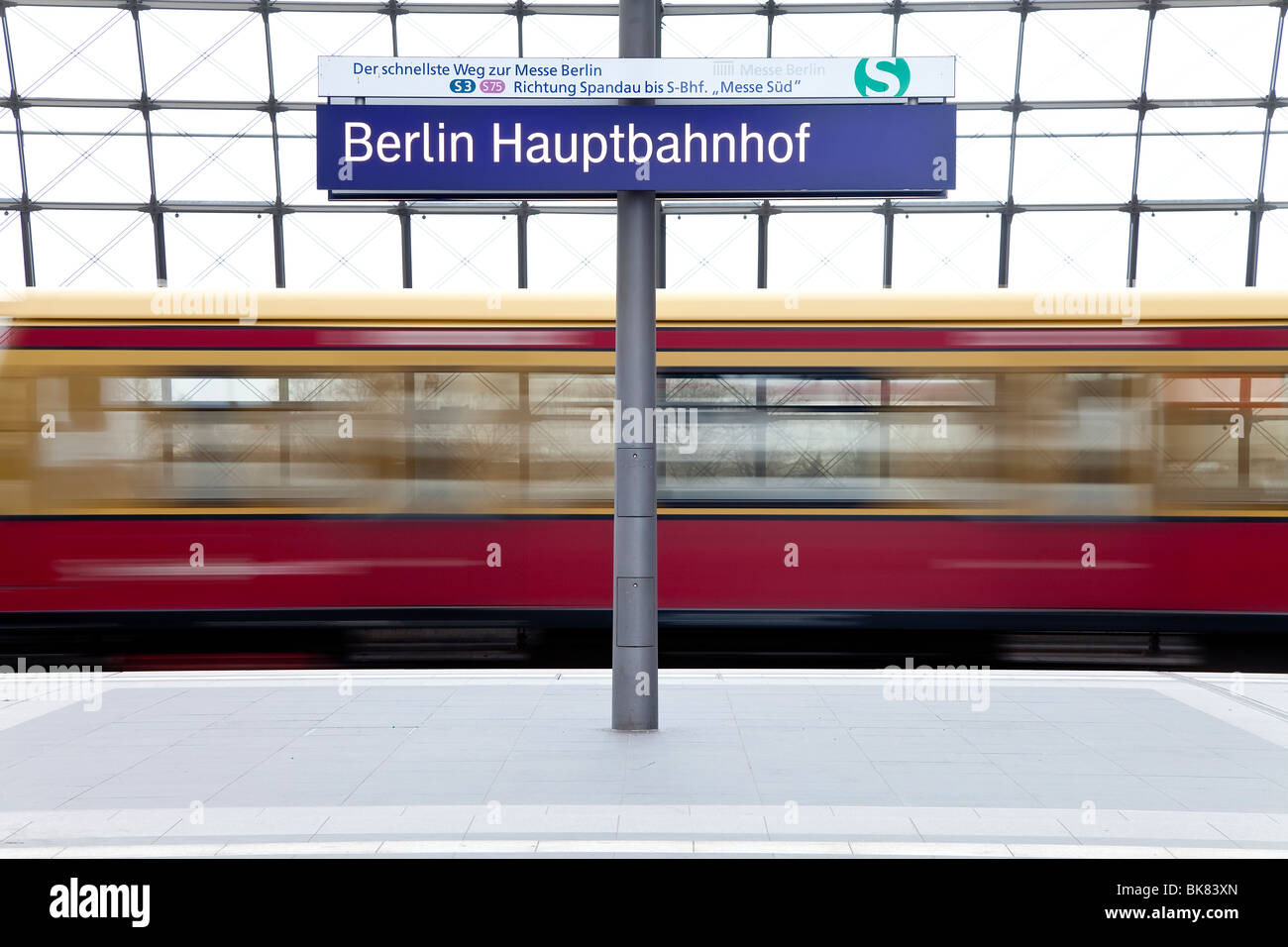 L'Europa, Germania, Berlino, nuova moderna stazione ferroviaria principale - treno tirando nella piattaforma Foto Stock
