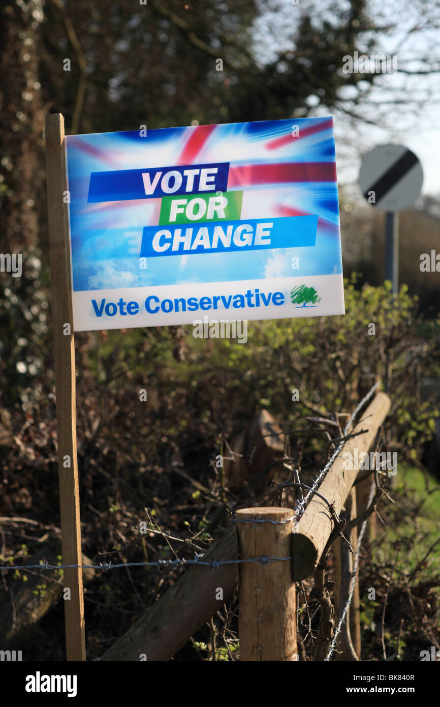 Partito conservatore di elezione generale 2010 banner in un campo in Gran Bretagna contro un cielo blu Foto Stock