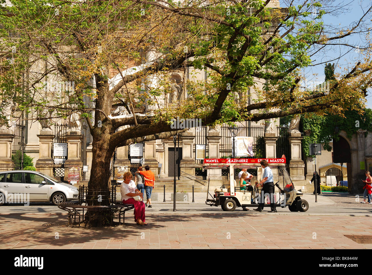 Cracovia Main Street nella città vecchia. Bus panoramico sotto l'albero. Foto Stock