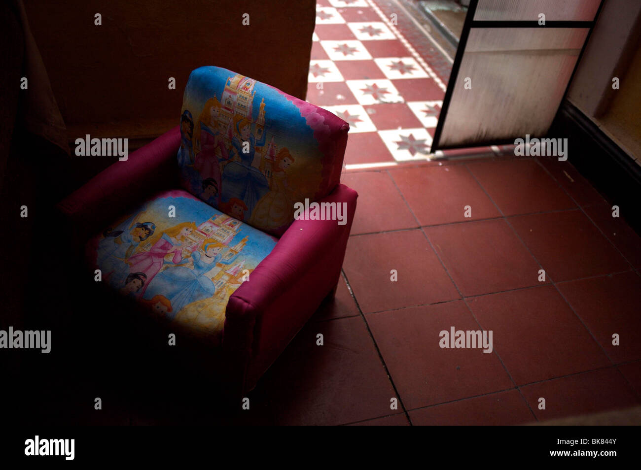 Un divano vuoto si siede in un ricovero per malati cronici bambini gestito dalla San Giuda Tadeo Foundation in Città del Messico Foto Stock