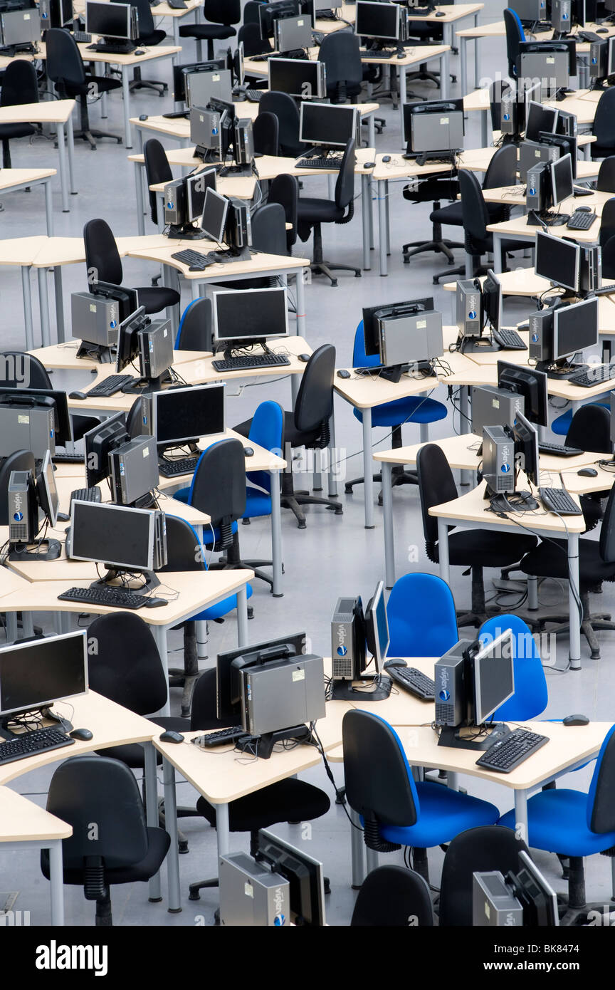 Vuoto computer workstation in un grande ufficio in Inghilterra. Foto Stock
