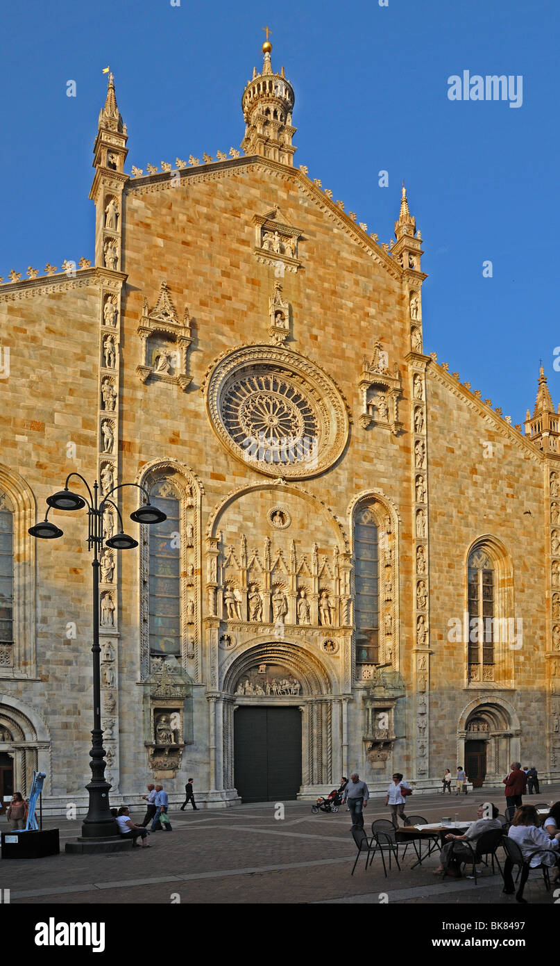 Facciata e fronte ovest di Como Cattedrale o Duomo Il Duomo Italia Italia con rosone gotico costruito dai Maestri Comacini Foto Stock