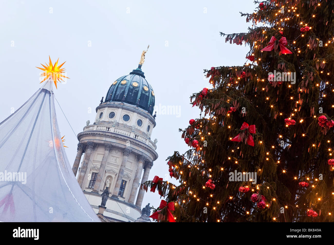 L'Europa, Germania, Berlino, il tradizionale Mercatino di Natale in piazza Gendarmenmarkt - illuminato al crepuscolo Foto Stock
