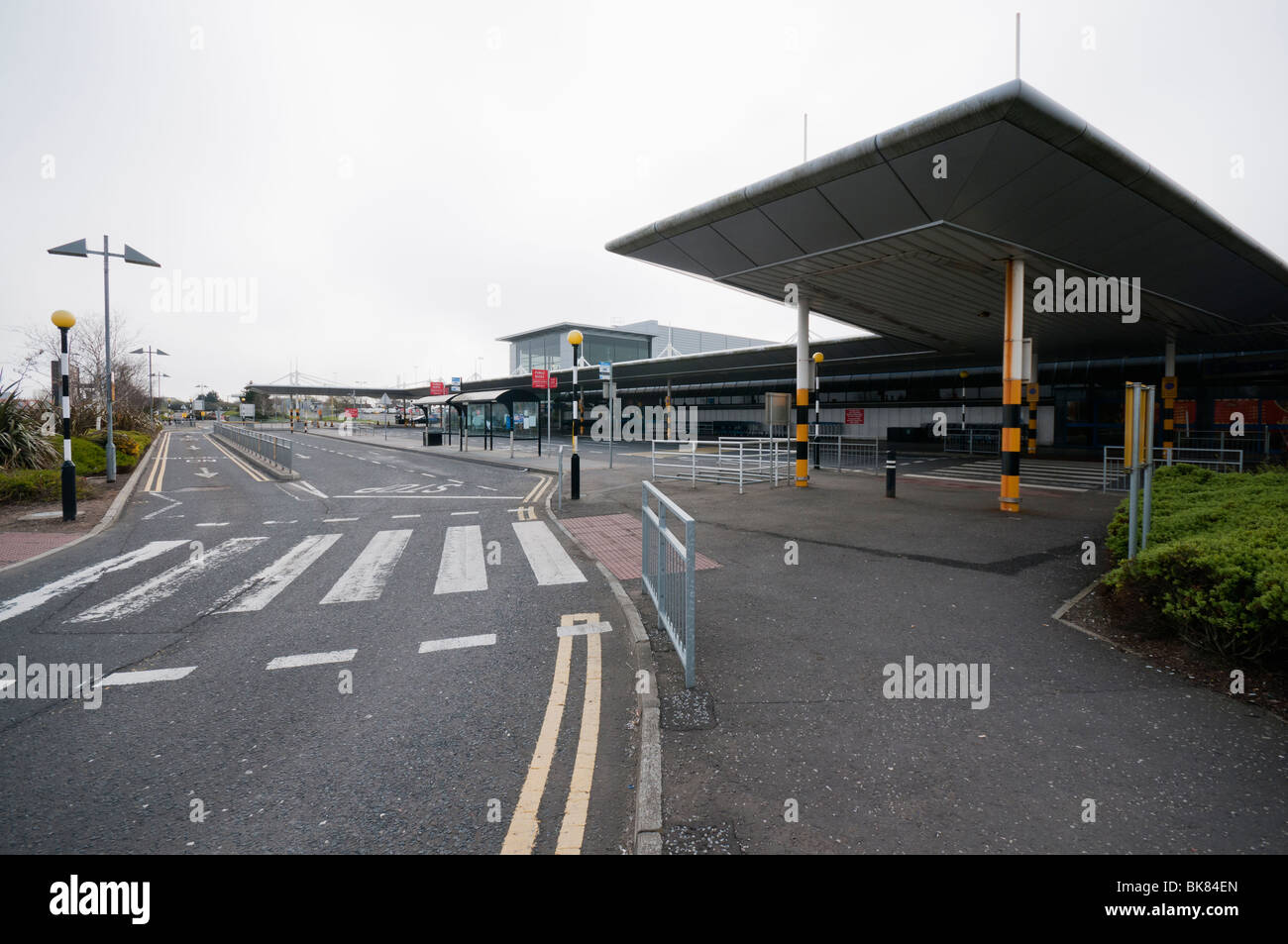 Al di fuori di Belfast International Airport nel 2010, dopo che sono state apportate modifiche di prevenire Cars driving fino all'aeroporto porte. Foto Stock