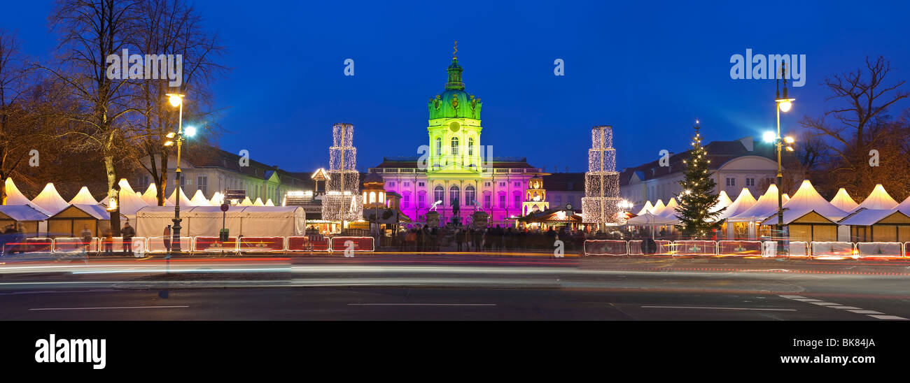 L'Europa, Germania, Berlino, il tradizionale Mercatino di Natale in piazza Gendarmenmarkt - vista panoramica illuminata al crepuscolo Foto Stock