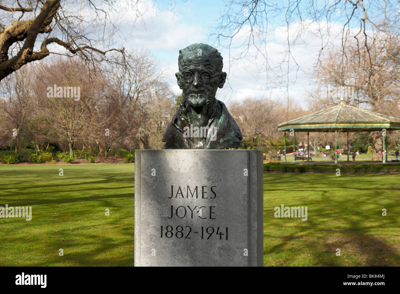 Busto in bronzo di James Joyce a St Stephens Green nel centro della città di Dublino Irlanda Foto Stock