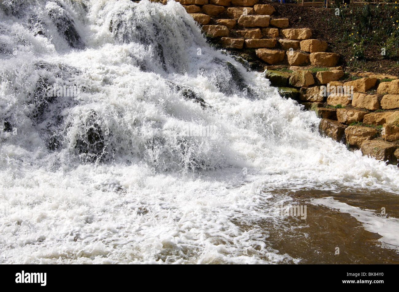 Il recente (2009) rinnovato cascata nel Palazzo di Blenheim park, Oxfordshire originariamente costruito da Capability Brown Foto Stock