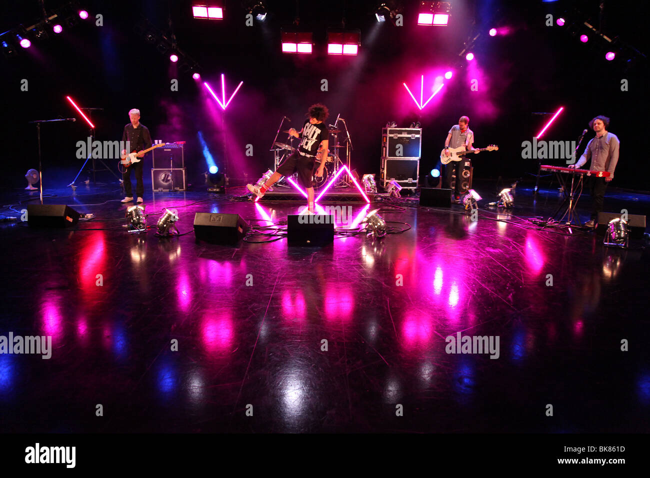 Pop band di eseguire presso la BBC Television Studios Foto Stock