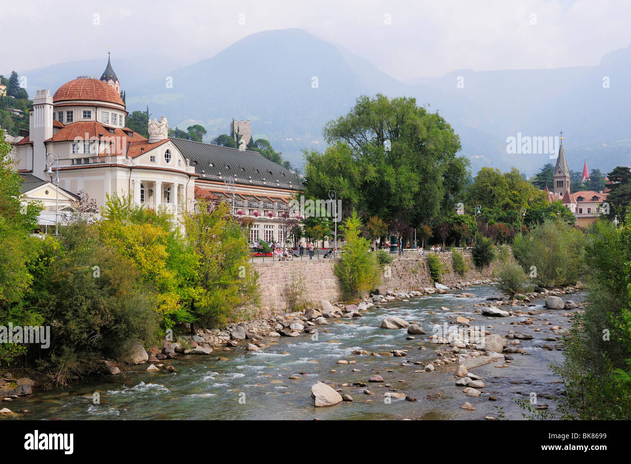 Spa hotel e il fiume Passirio, Merano, Alto Adige, Italia, Europa Foto Stock