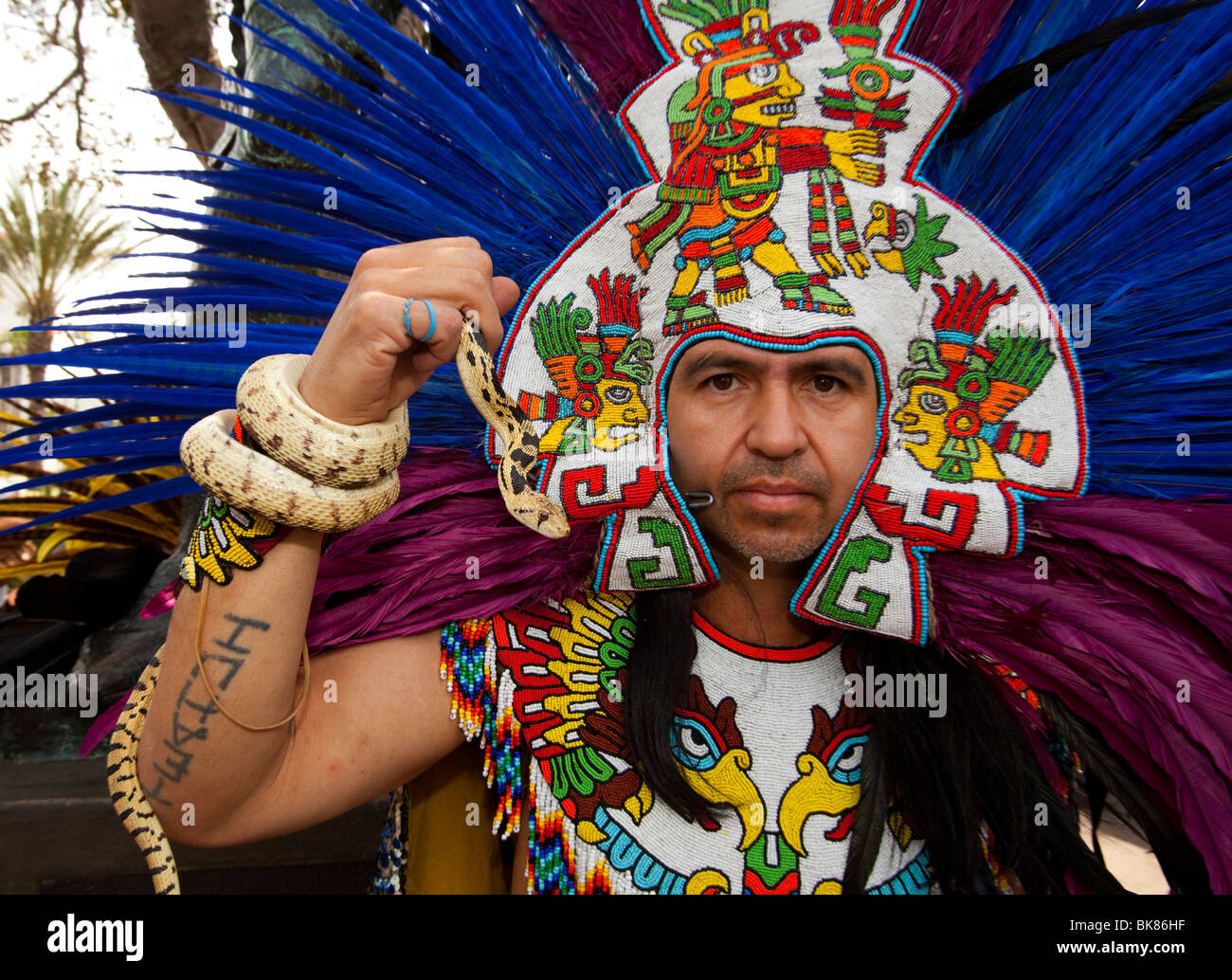 Aztec ballerino, la benedizione degli animali, Olvera Street, il centro cittadino di Los Angeles, California, Stati Uniti d'America Foto Stock