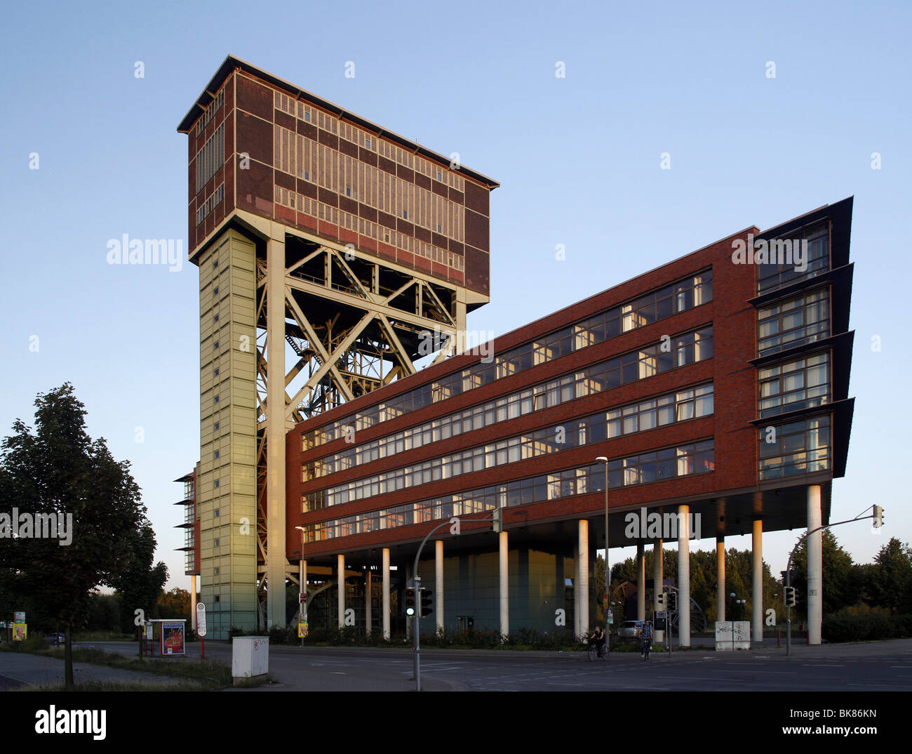 Torre di Hammerhead dell ex ministro Zeche Stein miniera, oggi edificio per uffici e centro di servizio, Dortmund, Nord Rhine-Westp Foto Stock