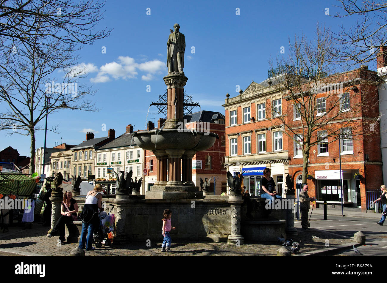 La fontana nella piazza del mercato, Devizes, Wiltshire, Inghilterra, Regno Unito Foto Stock