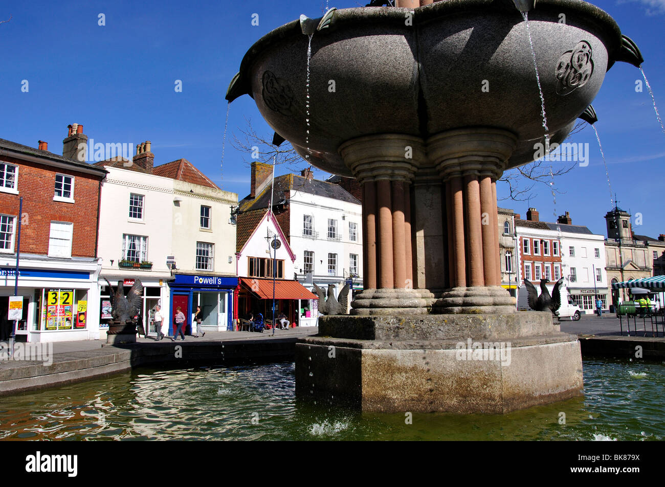 La fontana nella piazza del mercato, Devizes, Wiltshire, Inghilterra, Regno Unito Foto Stock