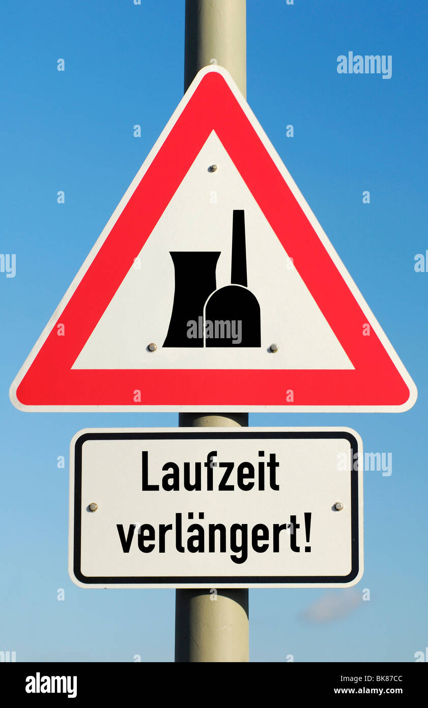 Centrale nucleare di segno di avvertimento, Laufzeit verlaengert, Tedesco per estensione dei termini, montage Foto Stock