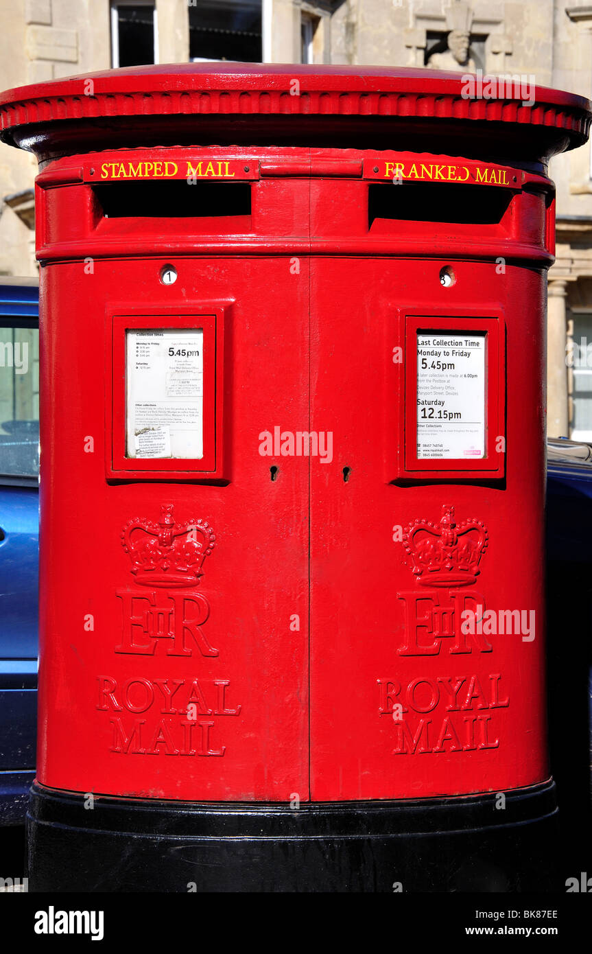 Scatola a colonna a doppia apertura Royal Mail, Market Place, Devizes, Wiltshire, Inghilterra, Regno Unito Foto Stock
