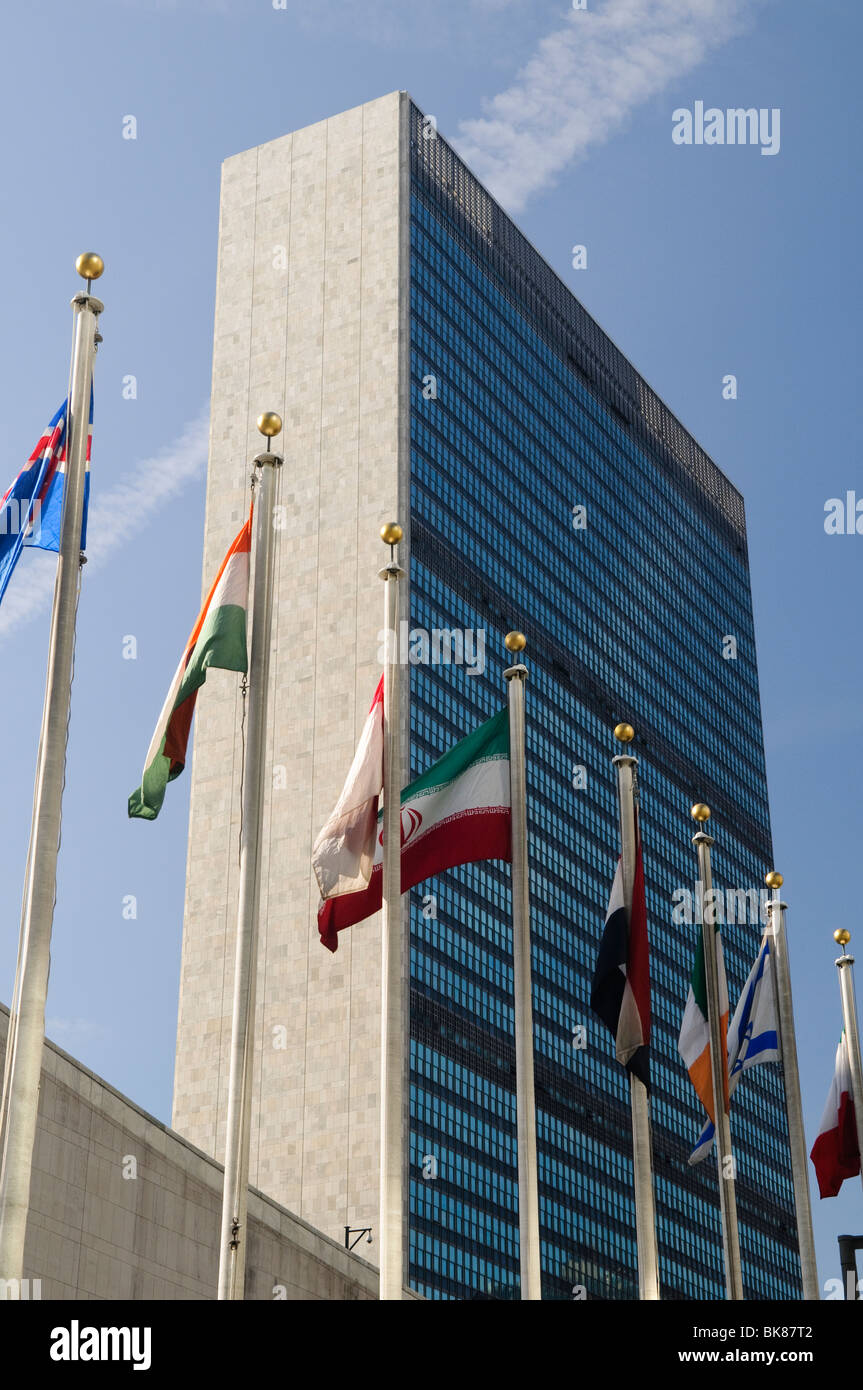 Edificio del Segretariato delle Nazioni Unite Flags New York City // NEW YORK, New York, Stati Uniti — una serie di bandiere colorate che rappresentano gli stati membri delle Nazioni Unite battono di fronte all'iconico edificio del Segretariato delle Nazioni Unite, la struttura principale degli uffici del complesso della sede delle Nazioni Unite a New York City. Questa impressionante dimostrazione di unità internazionale si trova sullo sfondo di un'architettura elegante e modernista che è diventata un simbolo della diplomazia e della cooperazione globale. Foto Stock
