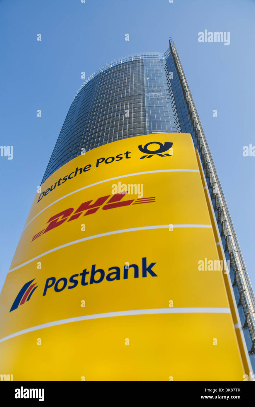 Deutsche Post DHL e Postbank logo su un cartello davanti a Torre Post Foto Stock