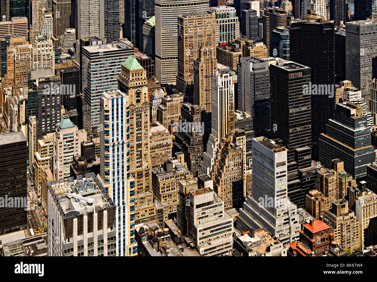 Skyline di Manhattan New York City // NEW YORK, Stati Uniti: Lo skyline di Manhattan, visto dalla cima dell'Empire State Building, offre un panorama mozzafiato dei grattacieli e del paesaggio urbano di New York. Il fitto gruppo di edifici presenta una varietà di stili architettonici, che riflettono la ricca storia della città e il suo continuo sviluppo. Foto Stock