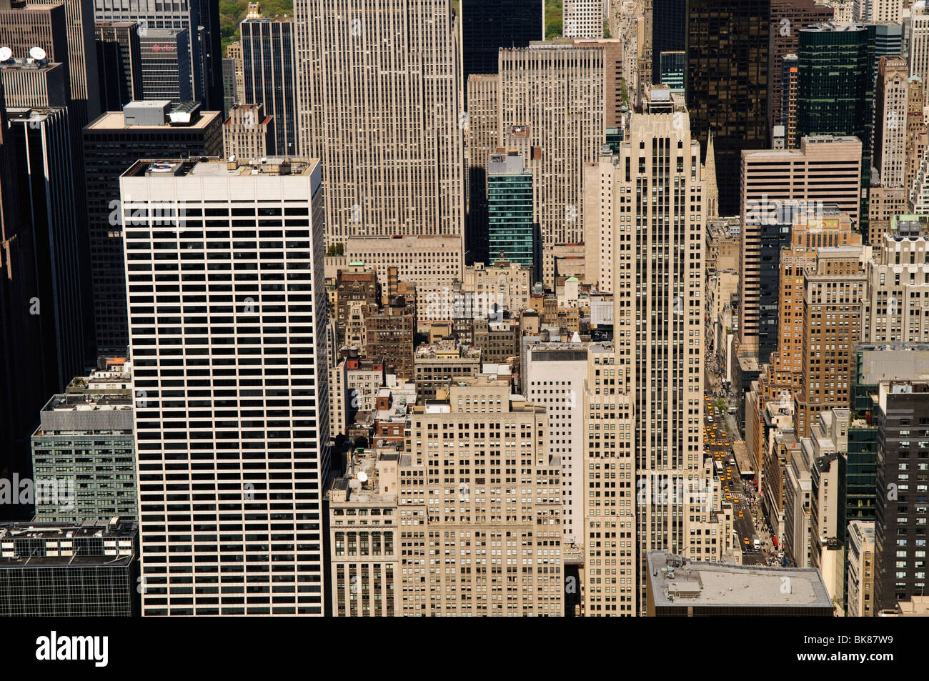 NEW YORK, Stati Uniti: Lo skyline di Manhattan, visto dalla cima dell'Empire State Building, offre un panorama mozzafiato dei grattacieli e del paesaggio urbano iconici di New York. Foto Stock