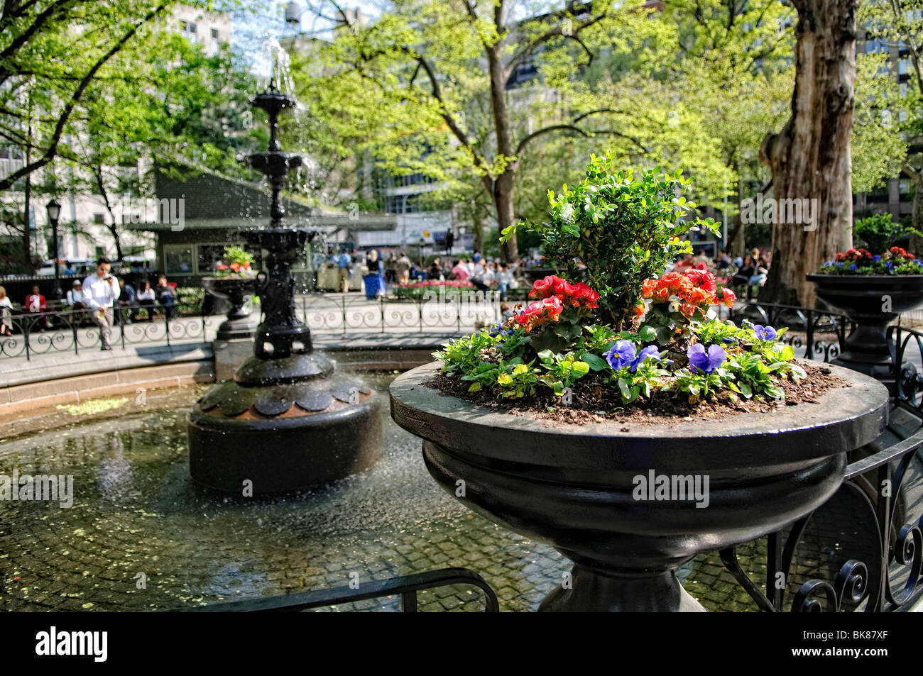 NEW YORK, NY - Fontana e fiori in Madison Square Park di New York City Foto Stock