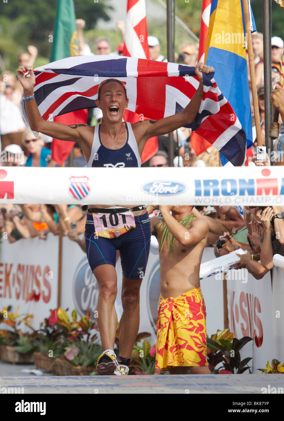 Chrissie Wellington, Gran Bretagna, attraversando il traguardo dell'Ironman Triathlon World Championship come il vincitore con una n Foto Stock