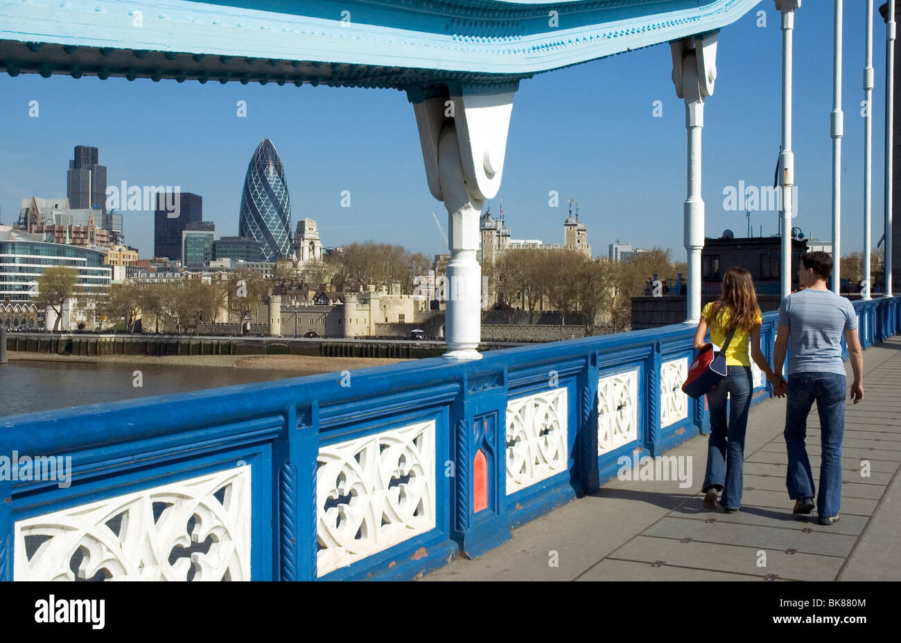 Il Tower Bridge e la città Foto Stock
