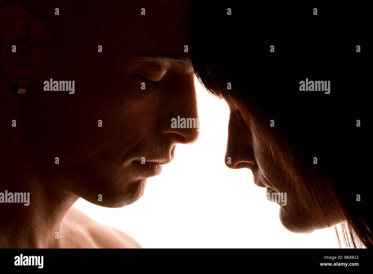 Giovane, facce toccando durante il rilassamento Foto Stock