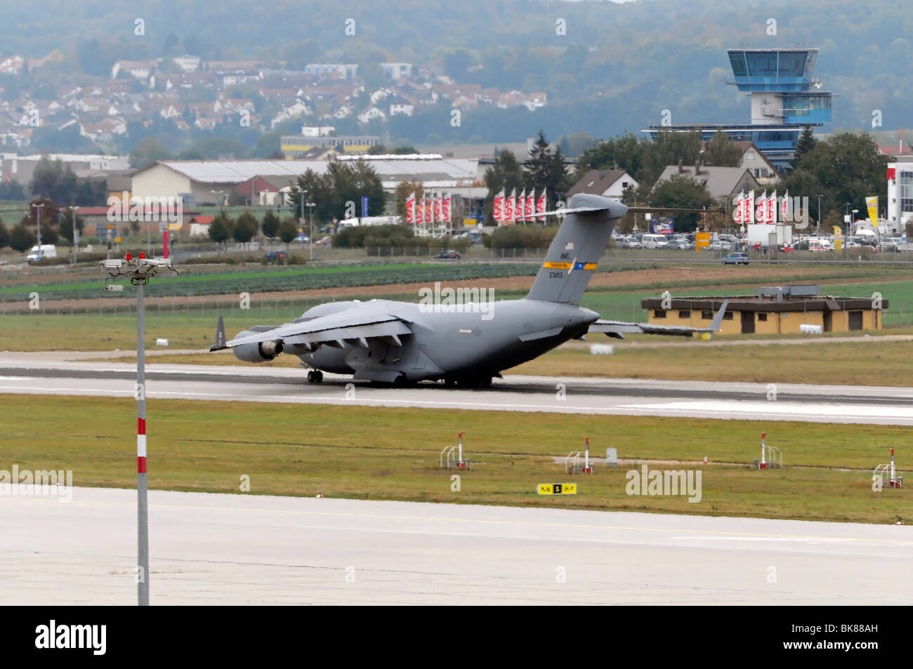 Stati Uniti AIR FORCE 3293, Boeing C-17A Globemaster III durante il decollo, l'Aeroporto di Stoccarda, Baden-Wuerttemberg, Germania, Europa Foto Stock