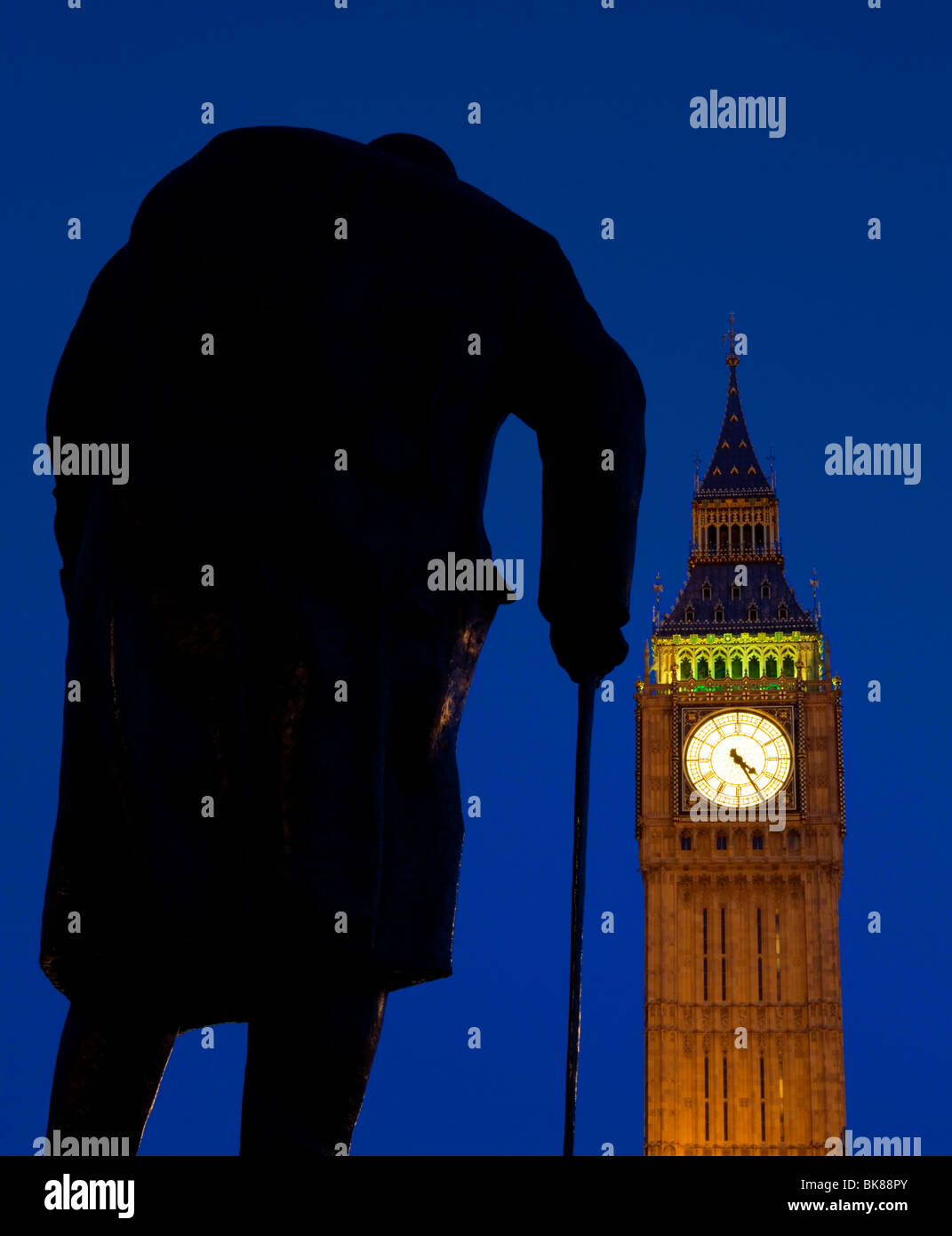 Statua di Sir Winston Churchill e il Big Ben visto dalla piazza del parlamento di Westminster, Londra, Regno Unito. Foto Stock