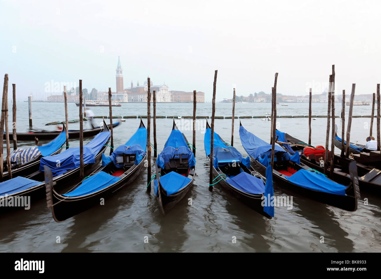 Gondole in Piazza San Marco, di fronte a San Giorgio, Venezia, Veneto, Italia, Europa Foto Stock