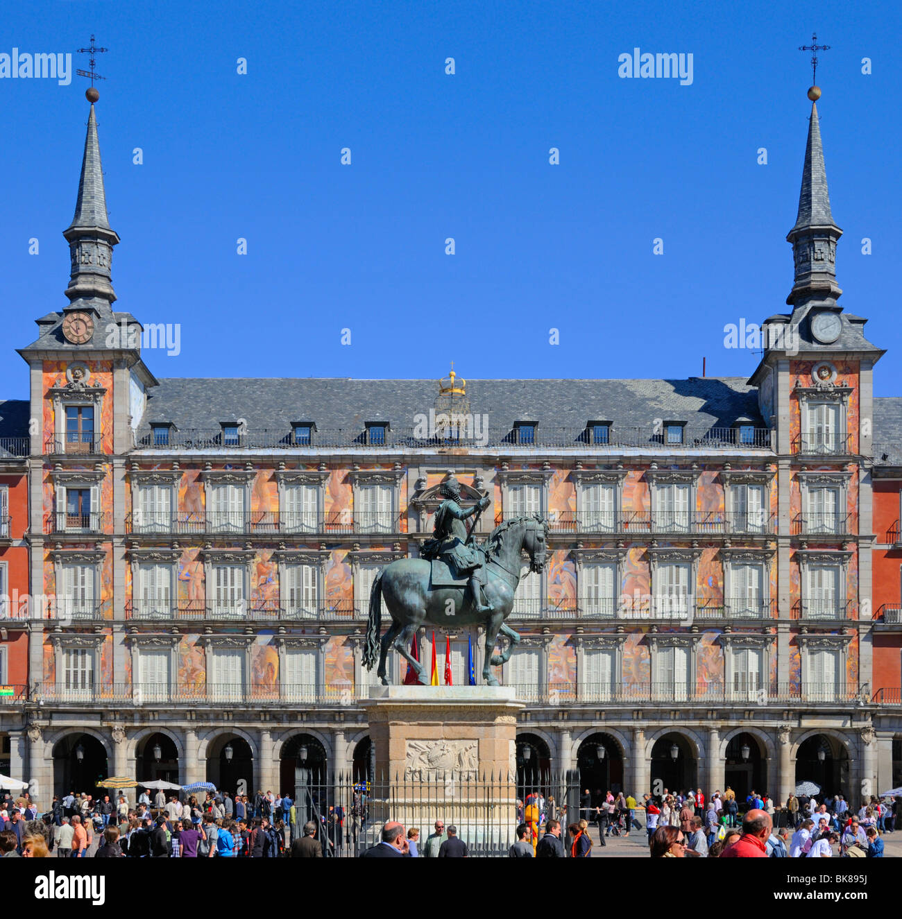 Madrid, Spagna. Plaza Mayor. Statua equestre in bronzo (1616) di Philip (Felipe) III e la Casa de la Panaderia (16thC) Foto Stock