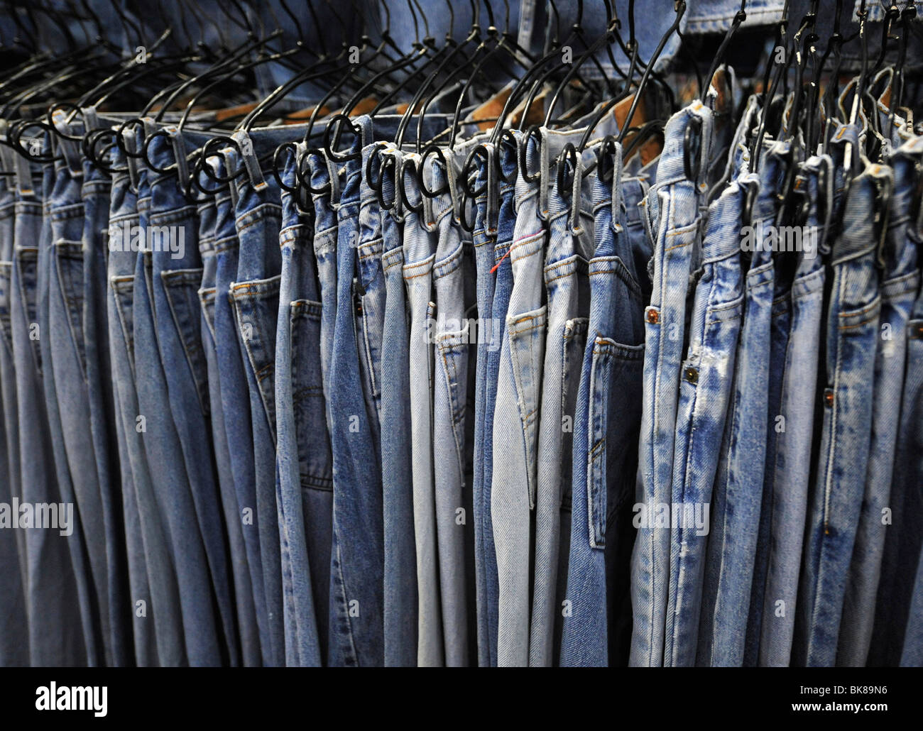 Jeans per la vendita, Bangkok, Thailandia, Asia Foto Stock