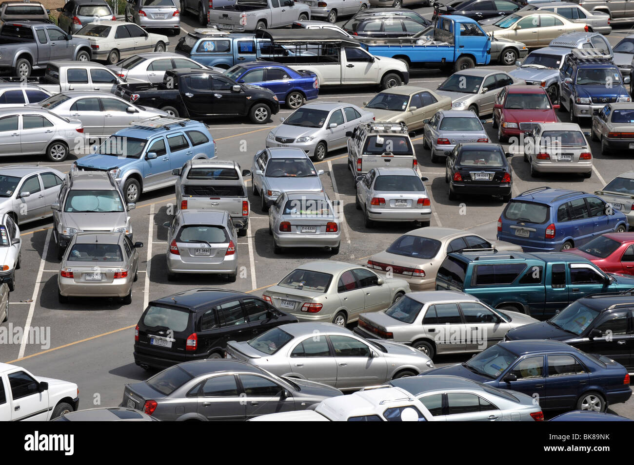 Automobili parcheggiate nel parcheggio a Bangkok, Thailandia, Asia Foto Stock