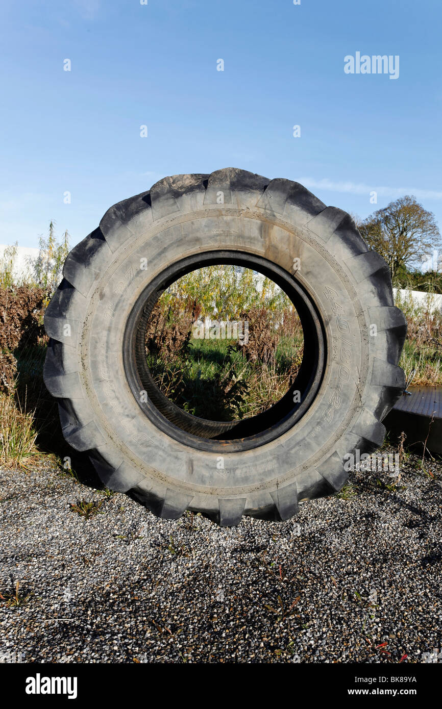 Un JCB o pneumatico del trattore/pneumatico in posizione eretta in un campo in Irlanda Foto Stock